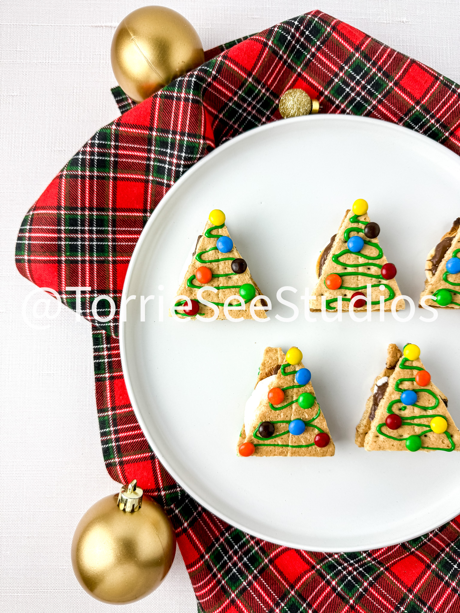 S'mores Mini Christmas Trees on Linen - Image 3